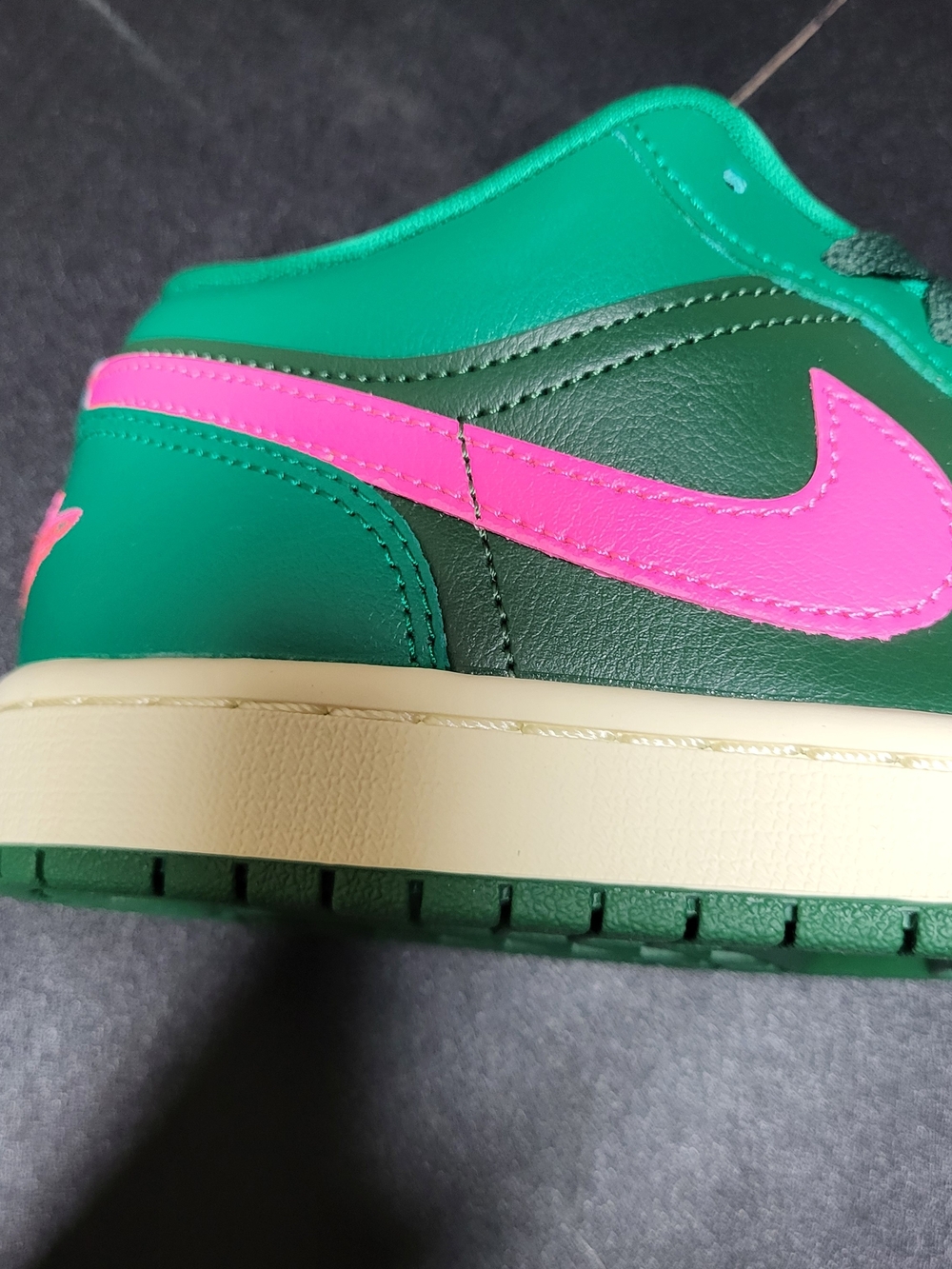 *NEW* Nike Air Jordan 1 Low Malachite Pink Blast DC0774-300 Women's Size 8.5 - Picture 9 of 11